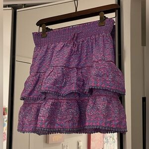 Vineyard vines tiered skirt in excellent condition. Very cute on